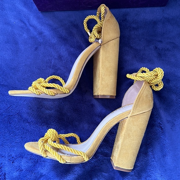 Yellow sandal style w/ block heel - Picture 4 of 6